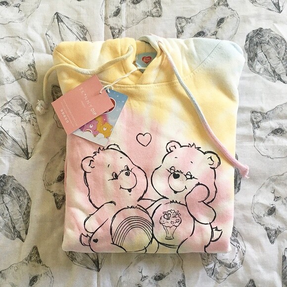 ♡ Care Bears x Skinnydip ♡ Care Bears I Don't Care Tie Dye Hoodie + Free Earring - Picture 1 of 7